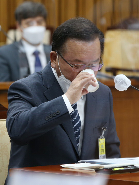 지난 5월7일 김부겸 국무총리 후보자가 서울 여의도 국회에서 열린 인사청문회 도중 물을 마시고 있다.[사진=연합뉴스]